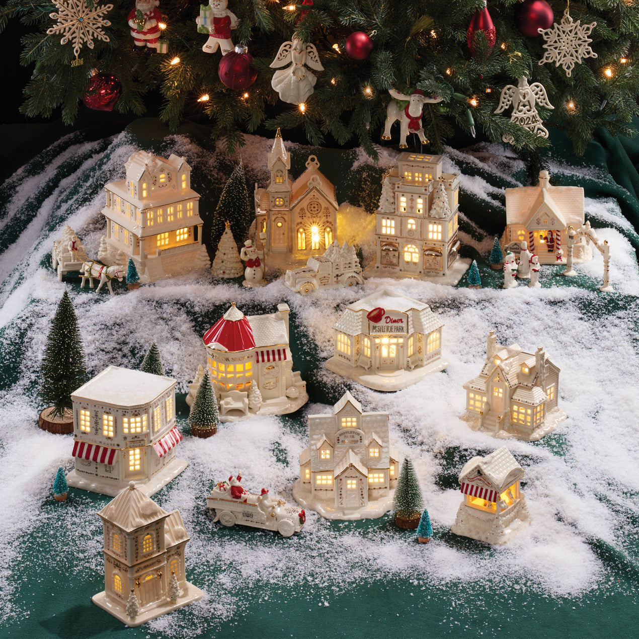 Lenox Santa's Mountaintop Village Lighted authentic Christmas Sculpture Vintage 2000