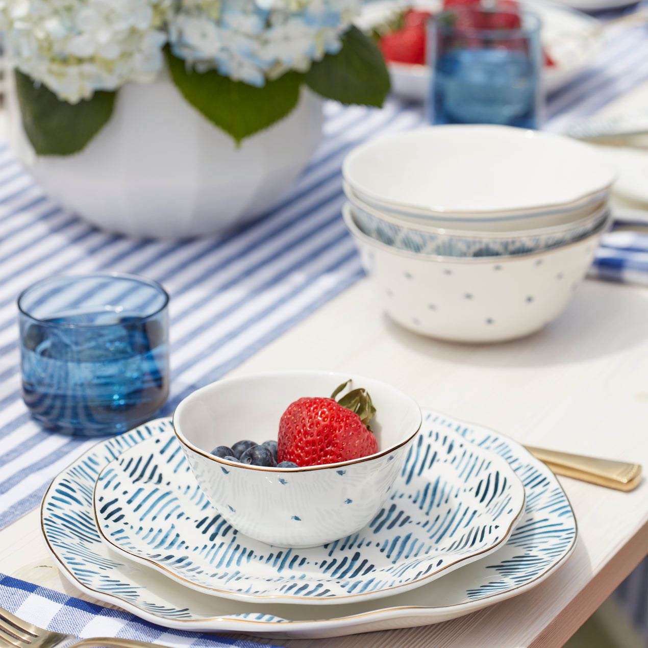 Luxury Ceramic Dinnerware Round Heart Shaped Dessert Plate Dinner Plates  White Bowls with Gold Rim Family Household Tableware